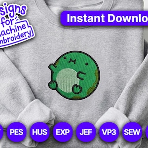 Könnte beinhalten: Graues Sweatshirt mit grünem, gesticktem Cartoon-Frosch-Design. Der Text "Designs for Machine Embroidery" und "Instant Download!" ist im Bild enthalten. Stickdateiformate sind unten aufgeführt.