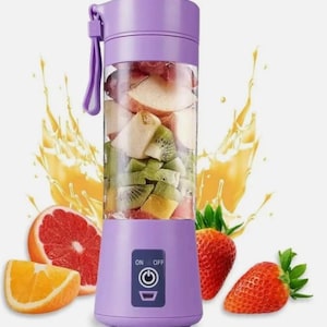 Peut inclure: Ensemble de trois mugs en céramique avec une finition mate et mouchetée. Les mugs sont de couleur crème, gris clair et gris foncé. Chaque mug a un design simple et minimaliste.