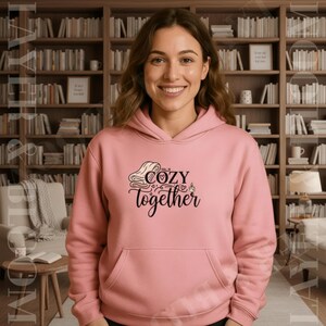 Moletom com Capuz "Cozy Together Log Cabin" | Moletom com Ilustração de Cabana, Blusa de Moletom Aconchegante para Cabana de Inverno, Moletom para Estilo de Vida Hygge