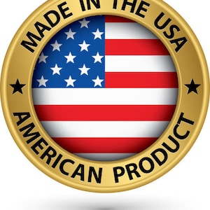 Może przedstawiać: Okrągły, złoty emblemat z flagą Stan&oacute;w Zjednoczonych w centrum. Złota obw&oacute;dka zawiera czarny napis MADE IN THE USA u g&oacute;ry oraz AMERICAN PRODUCT u dołu, rozdzielone dwiema czarnymi, pięcioramiennymi gwiazdami umieszczonymi po bokach.