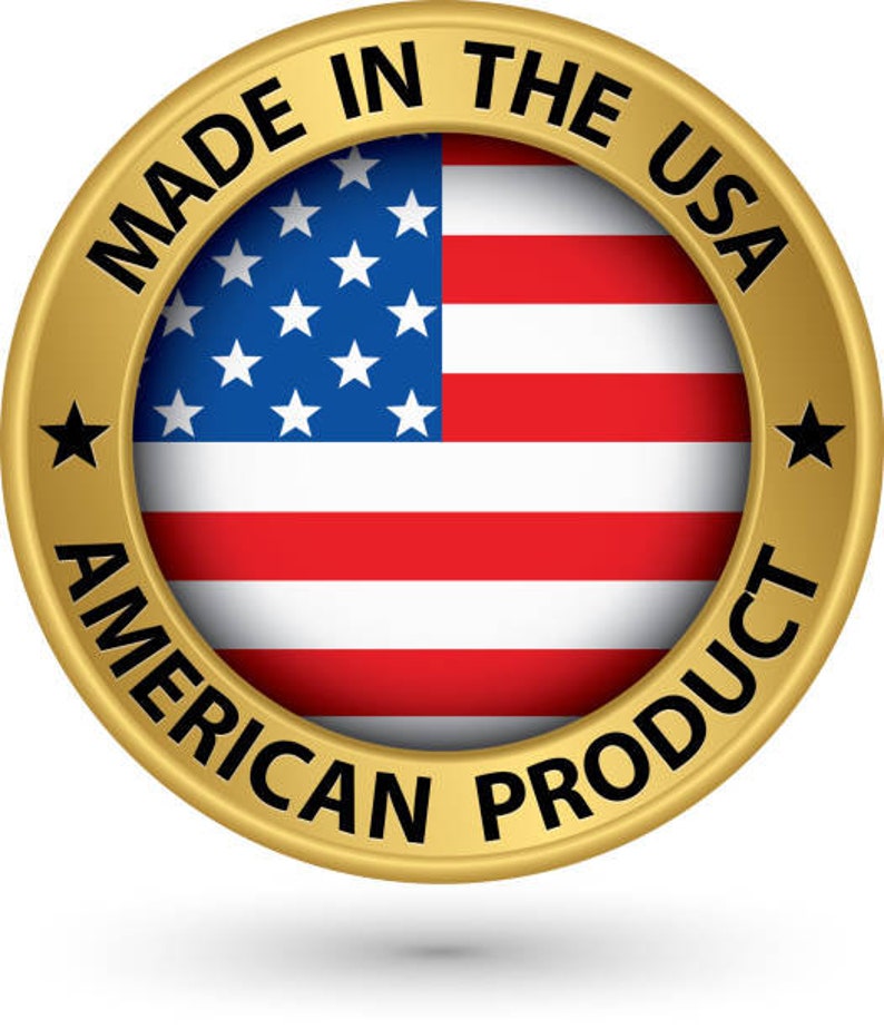 Może przedstawiać: Okrągły, złoty emblemat z flagą Stan&oacute;w Zjednoczonych w centrum. Złota obw&oacute;dka zawiera czarny napis MADE IN THE USA u g&oacute;ry oraz AMERICAN PRODUCT u dołu, rozdzielone dwiema czarnymi, pięcioramiennymi gwiazdami umieszczonymi po bokach.