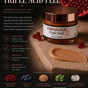 Może przedstawiać: Brązowy szklany słoiczek maski do twarzy Pomegranate Triple Acid, 60 ml, z metalową nakrętką. Etykieta wymienia kwasy glikolowy, jabłkowy i mlekowy. Obok słoiczka na kamiennym podłożu widoczna jest próbka brązowego produktu o ziarnistej teksturze.