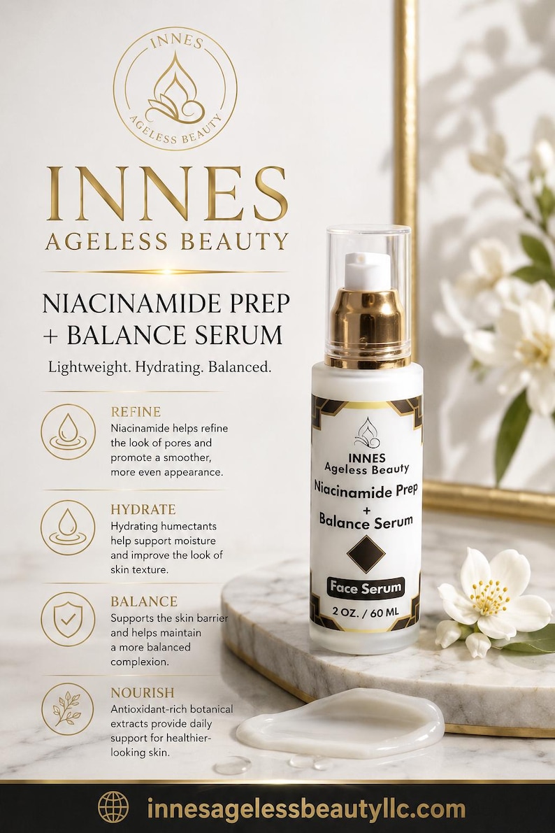 Puede incluir: Un frasco de suero facial blanco y dorado con el texto "INNES Ageless Beauty Niacinamide Prep + Balance Serum". El frasco est&aacute; sobre una superficie de m&aacute;rmol con una flor blanca y un marco dorado en el fondo. El suero es de 60 ml.