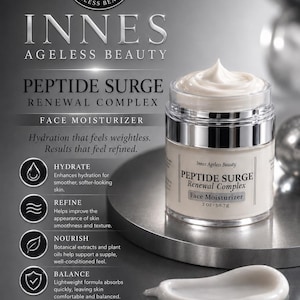 Puede incluir: Un tarro de crema hidratante facial Peptide Surge Renewal Complex de Innes Ageless Beauty. El tarro es transparente con tapa plateada y contiene una crema blanca. La etiqueta dice "2 oz - 50,7 g". Una pequeña cantidad de crema está extendida.