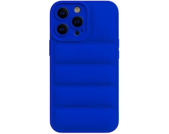 Capa para iPhone azul acolchoada, com textura de almofada e bolhas.