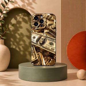 Könnte beinhalten: Eine Smartphone-Hülle mit einem hochauflösenden Druck von gestapelten Hundert-Dollar-Scheinen in Goldoptik. Das Design zeigt ein markantes Porträt von Benjamin Franklin und deutliche Währungsdetails sowie einen goldenen Kamerarahmen.