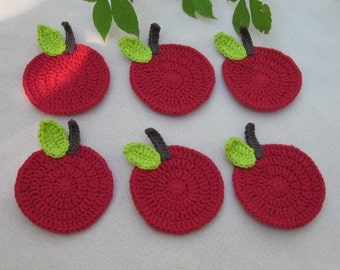 Juego de seis posavasos de ganchillo de manzana roja.