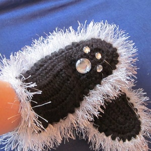 Fantastic Crocheted Mittens with cat&#39;s paw