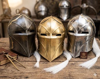 Casco de caballero medieval y armadura de acero con acabado de latón, visera abierta, casco Vanguard con penacho alado.