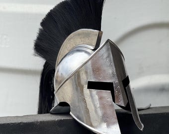 Casco espartano griego inspirado en la armadura medieval corintia de guerrero de acero de 300