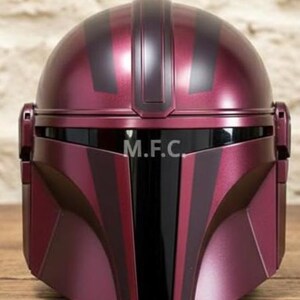 Pu&ograve; includere: Un casco bordeaux e nero con la scritta "M.F.C." &egrave; in mostra. Il casco ha una parte superiore arrotondata con strisce verticali e elementi angolari intorno al viso. La visiera &egrave; nera e il design generale suggerisce un tema futuristico o fantascientifico.