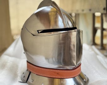 Casco medieval con visera, ideal para cosplay, LARP y recreaciones históricas. Casco de cruzado.
