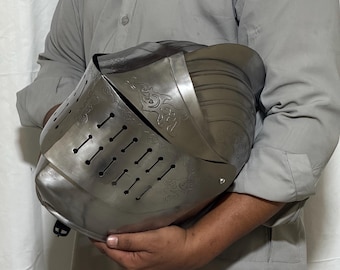 Casco medieval grabado, armadura de caballero gótico, casco cerrado de acero, regalo para LARP y cosplay