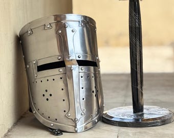 Casco de caballero cruzado templario, casco medieval de acero para recreación histórica, ideal para LARP y cosplay.