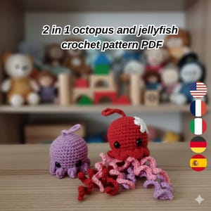 Pode incluir: Dois brinquedos amigurumi de crochê: um polvo roxo e uma água-viva vermelha com tentáculos rosa e roxos. A imagem inclui o texto "2 em 1 padrão de crochê de polvo e água-viva PDF". O fundo está desfocado, com prateleiras de madeira e brinquedos.