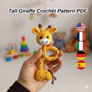 Könnte beinhalten: Ein handgefertigtes, gelbes Häkel-Giraffen-Spielzeug mit braunen Flecken und einem ringförmigen Körper. Die Giraffe hat eine weiße Schnauze, schwarze Augen und braune Ohren. Der Text "Tall Giraffe Crochet Pattern PDF" befindet sich oben im Bild.
