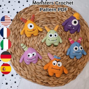 Könnte beinhalten: Sechs handgefertigte Monster-Spielzeuge aus Häkelarbeit in verschiedenen Farben, darunter Gelb, Grün, Lila, Blau und Orange. Jedes Monster hat große Augen und Hörner. Der Text "Monsters Crochet Pattern PDF" ist im Bild enthalten.