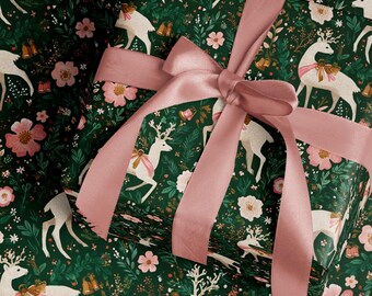 Papel de regalo navideño con renos florales, papel de regalo navideño verde bosque, papel de regalo navideño con animales del bosque, ciervos y flores.