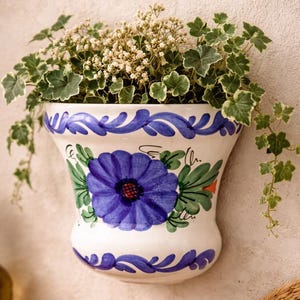 Macetero de pared de cerámica vintage pintado a mano con motivos florales azules – Jarrón de cocina estilo cottagecore