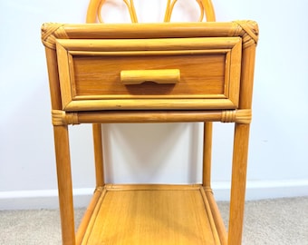 Mesa de cabeceira vintage em bambu e rattan, estilo boho, com gaveta e prateleira.