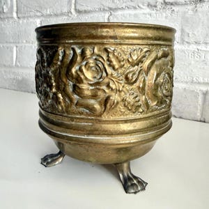 Vintage englische Messing Jardiniere Pflanzer Löwe Pfoten Füße geprägtes Blumen Cachepot Hollywood Regency Dekor