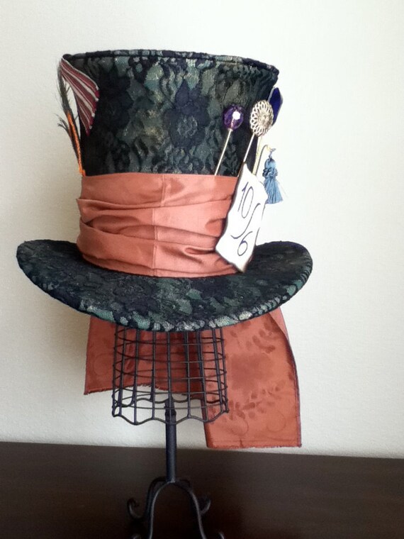 Шляпа шляпника из алисы в стране чудес. Шляпа безумного шляпника. Безумный шляпник алиса в стране чудес шляпа. Шляпа шляпника из алисы в стране чудес. Алиса в стране чудес шляпа шляпника.