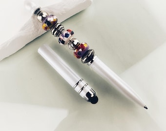 Penna fatta a mano con perline bianche e stilo staccabile – Elegante strumento di scrittura e touchscreen a doppio scopo