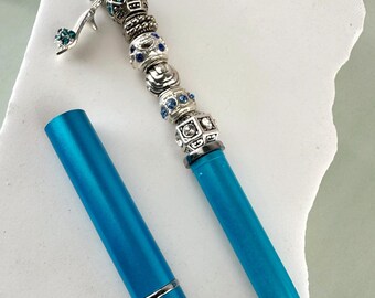 Penna fatta a mano con perline a doppio scopo con stilo staccabile e mini ciondolo con tacco alto. Custodia regalo nera GRATUITA inclusa.