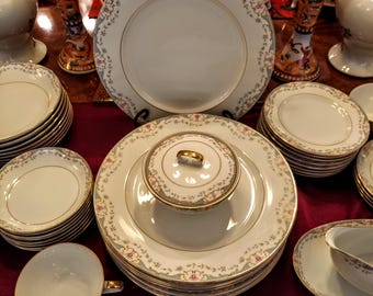 Vajilla fina vintage de porcelana Mikasa modelo Kentwood de mediados de siglo, con estampado floral y detalles dorados. 52 piezas.