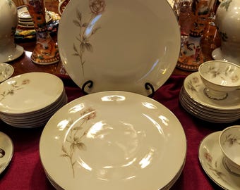 Vajilla fina Belcrest Royal Bavarian, fabricada en Alemania. Modelo Rosemount con acabados en platino.