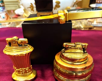 Colección de encendedores de cigarrillos de los años 50: un Ronson Newport y dos encendedores ASR.