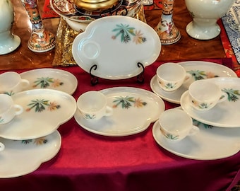 Vintage Federal Milk Glass snacksset i Atomic Flower-mönster.
