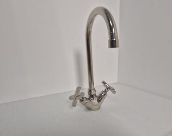 Grifo de cuello de cisne de níquel pulido, grifo de baño o cocina con manija en cruz vintage grabada, latón macizo, hecho a mano.