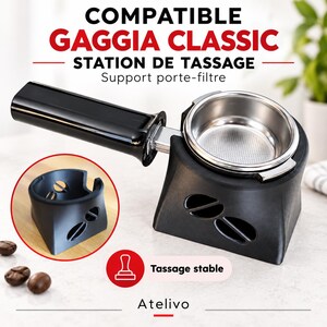 Può includere: Un supporto per portafiltro nero per macchine da caffè espresso Gaggia Classic, caratterizzato da un design con ritaglio a chicco di caffè. Il supporto sostiene un cestello portafiltro in metallo. Testo: COMPATIBLE GAGGIA CLASSIC, STATION DE TASSAGE, Tassage stable.
