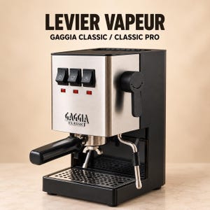 Könnte beinhalten: Eine Gaggia Classic Espressomaschine mit einer Edelstahlfront, drei schwarzen Wippschaltern, einem schwarzen Siebträgergriff und einer Dampfdüse. Der Text LEVIER VAPEUR GAGGIA CLASSIC / CLASSIC PRO steht über der Maschine.