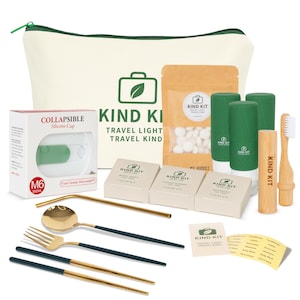 以下が含まれることがあります： クリーム色のジッパー付きポーチ、緑と白のテキストで「KIND KIT TRAVEL LIGHT TRAVEL KIND」と書かれたトラベルキット。折りたたみ式カップ、トイレタリー、竹の歯ブラシ、金と黒のカトラリーが含まれています。