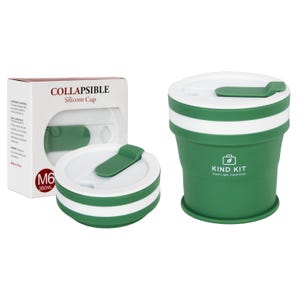 Puede incluir: Taza de silicona plegable verde con tapa blanca y banda blanca. La taza está etiquetada como "KIND KIT" y "COLLAPSIBLE Silicone Cup". La taza es de 350 ml.