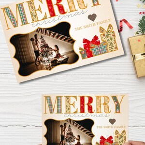 Può includere: Biglietto di Natale con le parole "MERRY christmas" in un carattere decorativo. Il biglietto presenta una foto di famiglia e illustrazioni di regali. Il cognome "THE SMITH FAMILY" è stampato anche sul biglietto.