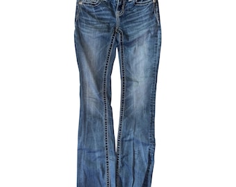 Jeans Miss Me Standard Bootcut con tasche posteriori decorate, lavaggio medio, taglia 25
