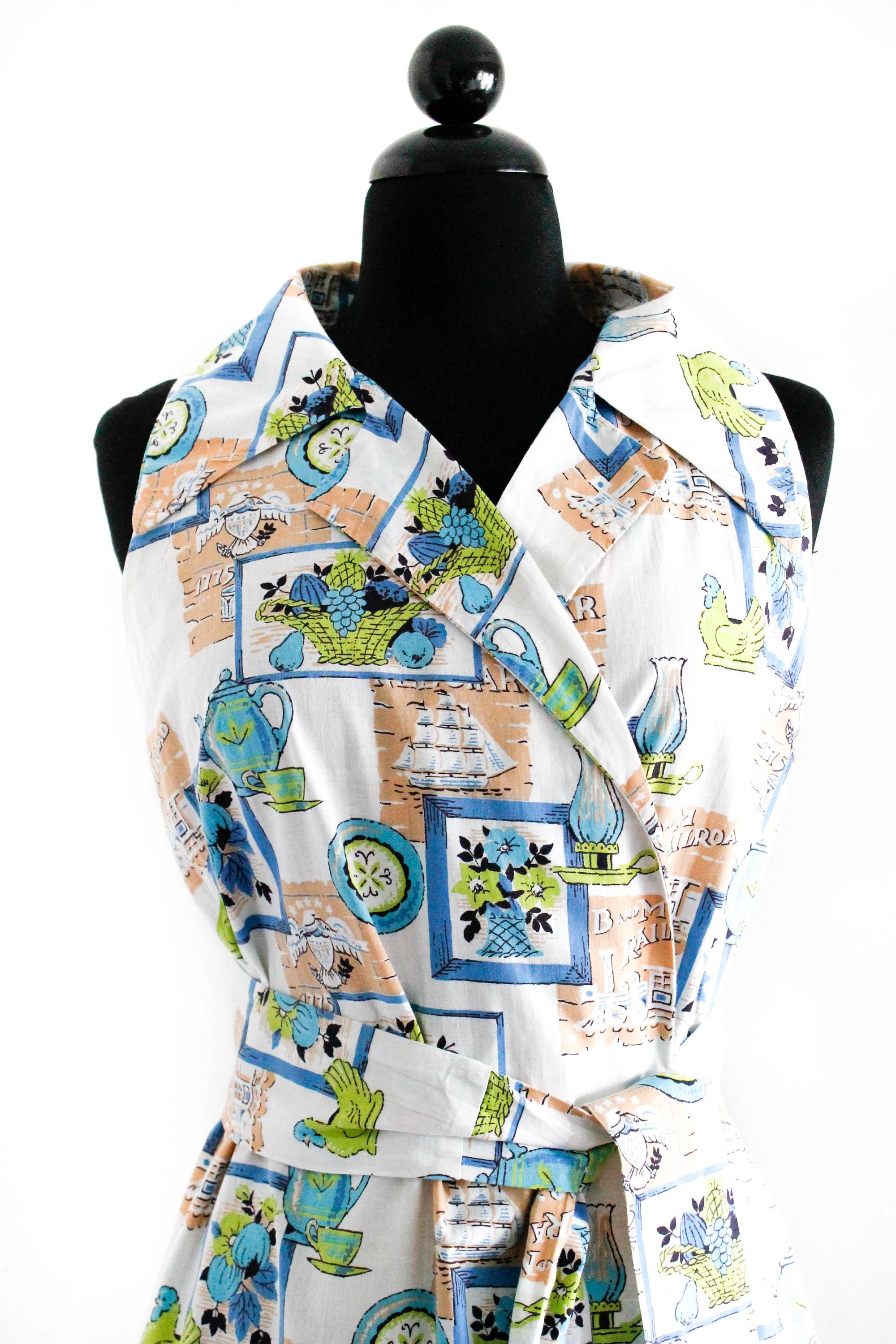 Vintage novelty print dress // House Witch 1960s / 70s wrap dress . md / lg