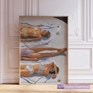 Könnte beinhalten: Gerahmter Druck mit drei Personen, die in glitzernden Bikinis sonnenbaden. Die Bikinis sind goldfarben, lila und silberfarben. Das Bild hat eine leichte, luftige Ästhetik mit einem modernen, minimalistischen Stil. Der Text "Digital Download" ist sichtbar.