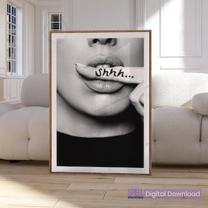 Può includere: Stampa incorniciata in bianco e nero con un primo piano di labbra e un dito. Il dito ha il tatuaggio "Shhh...". L'immagine è un download digitale.