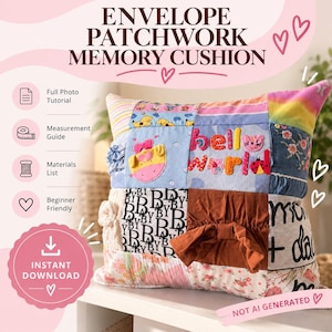 Peut inclure: Un coussin souvenir en patchwork carré composé de divers carrés de tissu aux motifs colorés, incluant une applique animale jaune, le texte "hello world" en lettres de feutrine, un nœud en tissu marron et le texte "BABY" noir sur fond blanc.