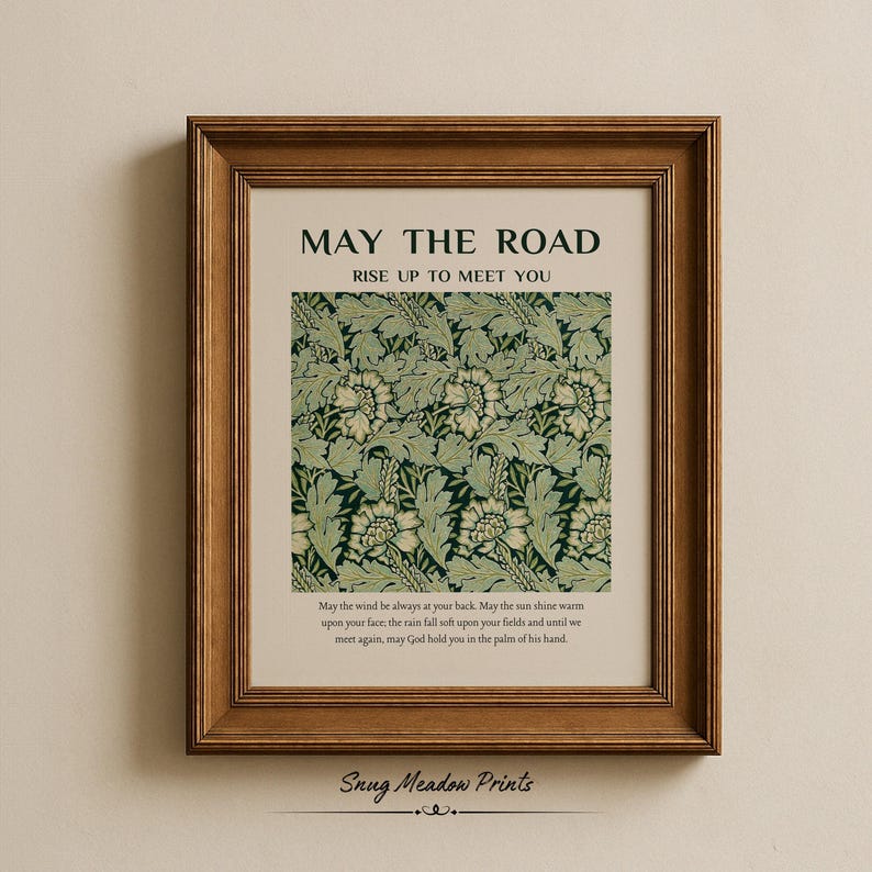Może przedstawiać: Oprawiony wydruk z napisem "MAY THE ROAD RISE UP TO MEET YOU". Wydruk przedstawia zielono-biały wz&oacute;r kwiatowy i cytat o błogosławieństwach. Rama ma ciepły brązowy kolor.