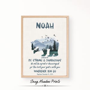 Puede incluir: Una impresión enmarcada con el nombre "NOAH" en escritura azul. La obra de arte presenta una silueta de oso con un diseño de montaña y bosque. El texto incluye un versículo bíblico y las palabras "WHEREVER YOU GO."