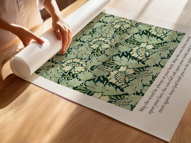 Może przedstawiać: Plakat z kwiatowym wzorem z powtarzającym się wzorem stylizowanych kwiat&oacute;w i liści w odcieniach zieleni i kremu. Plakat jest rozwijany na drewnianej powierzchni. Tekst jest widoczny wzdłuż krawędzi plakatu.