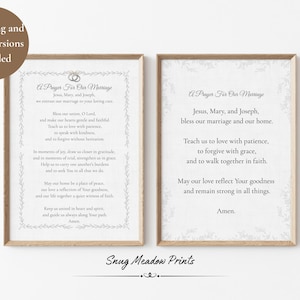 Puede incluir: Dos impresiones enmarcadas con una oración para el matrimonio. El texto está en una fuente decorativa, rodeado por un borde floral. Los marcos son de color marrón claro. Las impresiones se titulan "A Prayer For Our Marriage".