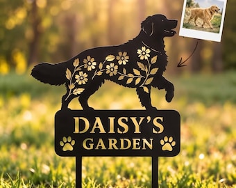 Könnte beinhalten: Ein schwarzes Metall-Gartenschild mit der Silhouette eines Hundes mit Blumen-Ausschnitten. Unter dem Hund zeigt ein rechteckiges Schild den Text DAISY'S GARDEN, flankiert von zwei Pfotenabdrücken und einem kleinen Foto eines Hundes.