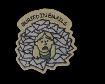 Patch "Afundado em E-mails" - Patch bordado engraçado para estresse no trabalho, humor de escritório, 7,6 cm