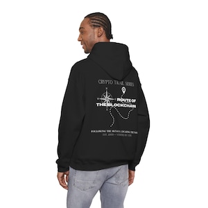 Könnte beinhalten: Schwarzer Kapuzenpullover mit weißer Grafik auf dem Rücken. Die Grafik zeigt eine Windrose, eine gestrichelte Linie und den Text "CRYPTO TRAIL SERIES" und "ROUTE OF THE BLOCKCHAIN". Der Hoodie hat auch den Text "FOLLOWING THE SIGNALS, ESCAPING THE NOISE EST 2009 - VERIFIED BY CODE."